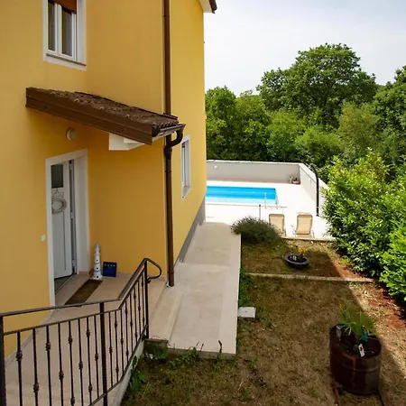 Pistine - With Private Pool For 8 Near 罗维尼
