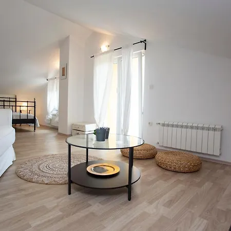 Pistine - With Private Pool For 8 Near 罗维尼