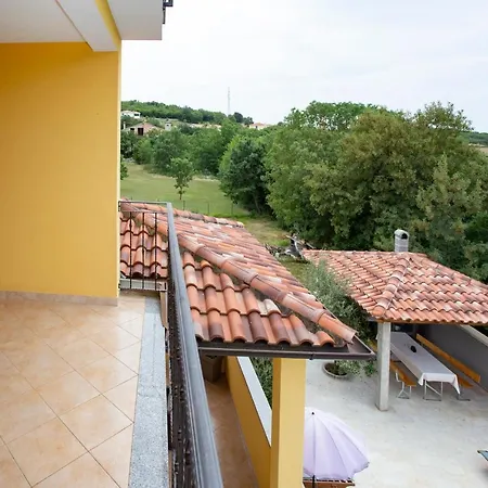 Pistine - With Private Pool For 8 Near 罗维尼