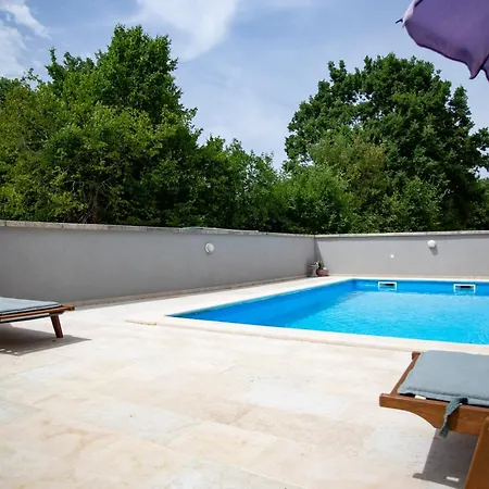 Pistine - With Private Pool For 8 Near 罗维尼